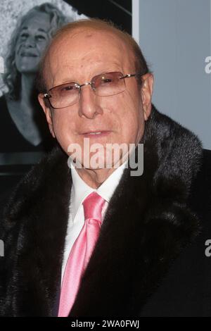 Clive Davis arriva alla serata di apertura del "Beautiful-the Carole King Musical" al Teatro Stephen Sondheim di New York il 12 gennaio 2014. Photo Credit: Henry McGee/MediaPunch Foto Stock