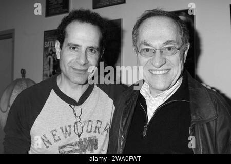 Alan Dershowitz visita Tony Shalhoub nel backstage dopo aver visto la sua performance in "The Scene" al Second Stage Theatre di New York il 17 dicembre 2006. Crediti fotografici: Henry McGee/MediaPunch Foto Stock