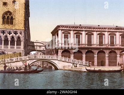 Fotolitografia a colori d'epoca del Ponte dei Sospiri sul fiume Rio di Palazzo, Venezia, Italia ca. 1890-1900 Foto Stock
