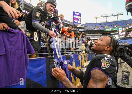 Baltimora, Stati Uniti. 31 dicembre 2023. Il wide receiver dei Baltimore Ravens Zay Flowers (4) festeggia con i tifosi dopo aver sconfitto i Miami Dolphins 56-19 vincendo il titolo AFC North al M&T Bank Stadium di Baltimora, Maryland, domenica 31 dicembre 2023. Foto di David Tulis/UPI credito: UPI/Alamy Live News Foto Stock