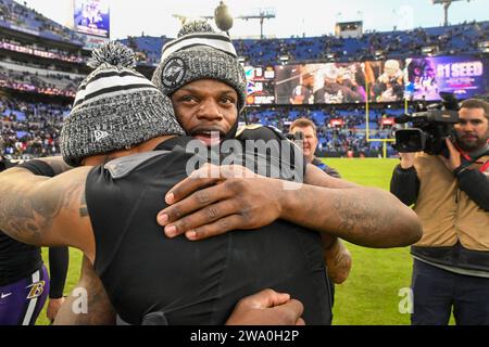 Baltimora, Stati Uniti. 31 dicembre 2023. Il quarterback dei Baltimore Ravens Lamar Jackson viene salutato a centrocampo dopo aver sconfitto i Miami Dolphins 56-19 per rivendicare il titolo AFC North al M&T Bank Stadium di Baltimora, Maryland, domenica 31 dicembre 2023. Foto di David Tulis/UPI credito: UPI/Alamy Live News Foto Stock