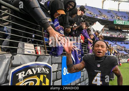 Baltimora, Stati Uniti. 31 dicembre 2023. Il wide receiver dei Baltimore Ravens Zay Flowers (4) festeggia con i tifosi dopo aver sconfitto i Miami Dolphins 56-19 vincendo il titolo AFC North al M&T Bank Stadium di Baltimora, Maryland, domenica 31 dicembre 2023. Foto di David Tulis/UPI credito: UPI/Alamy Live News Foto Stock