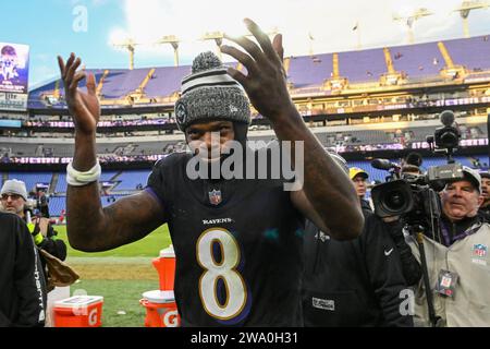 Baltimora, Stati Uniti. 31 dicembre 2023. Il quarterback dei Baltimore Ravens Lamar Jackson (8) festeggia dopo aver sconfitto i Miami Dolphins 56-19 vincendo il titolo AFC North al M&T Bank Stadium di Baltimora, Maryland, domenica 31 dicembre 2023. Foto di David Tulis/UPI credito: UPI/Alamy Live News Foto Stock