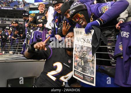 Baltimora, Stati Uniti. 31 dicembre 2023. Il linebacker dei Baltimore Ravens Jadeveon Clowney (24) festeggia con i tifosi dopo aver sconfitto i Miami Dolphins 56-19 vincendo il titolo AFC North al M&T Bank Stadium di Baltimora, Maryland, domenica 31 dicembre 2023. Foto di David Tulis/UPI credito: UPI/Alamy Live News Foto Stock