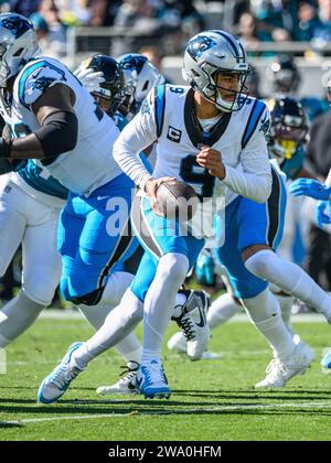 Jacksonville, Florida, USA. 31 dicembre 2023. Il quarterback dei Carolina Panthers Bryce Young (9) durante una gara contro i Jacksonville Jaguars a Jacksonville, Florida. Romeo T Guzman/Cal Sport Media/Alamy Live News Foto Stock