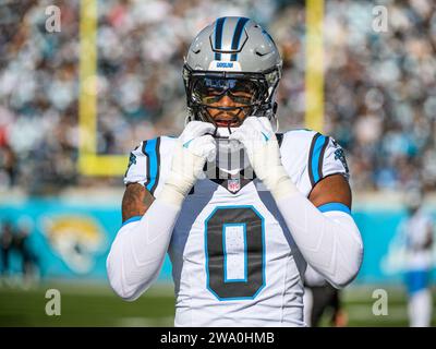 Jacksonville, Florida, USA. 31 dicembre 2023. Il linebacker dei Carolina Panthers Brian Burns (0) durante la partita contro i Jacksonville Jaguars a Jacksonville, Florida. Romeo T Guzman/Cal Sport Media/Alamy Live News Foto Stock