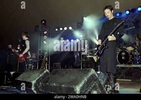 Milano Italia 2000-05-27 : Livio Magnini chitarrista dei Bluvertigo, gruppo italiano, durante il concerto dal vivo all'acquatica Foto Stock