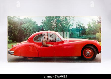 L'interno della copertina apribile LP per singolo di elton john con la sua jaguar XK120 rossa Foto Stock