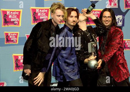 Milano Italia 1998-06-20 : il gruppo Bluvertigo, Morgan, Sergio Carnevale, Andy e Livio Magnini sul Red carpet con gli MTV Europe Music Awards 1998 Foto Stock