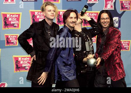 Milano Italia 1998-06-20 : il gruppo Bluvertigo, Morgan, Sergio Carnevale, Andy e Livio Magnini sul Red carpet con gli MTV Europe Music Awards 1998 Foto Stock