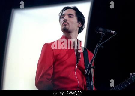 Milano Italia 2000-05-25: Livio Magnini chitarrista dei Bluvertigo, gruppo italiano, durante il concerto dal vivo all'MTV Sonic Foto Stock