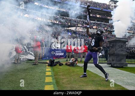 Baltimora, Stati Uniti. 31 dicembre 2023. Il quarterback dei Baltimore Ravens Lamar Jackson (8) viene introdotto prima di affrontare i Miami Dolphins al M&T Bank Stadium di Baltimora, Maryland, domenica 31 dicembre 2023. Foto di David Tulis/UPI credito: UPI/Alamy Live News Foto Stock