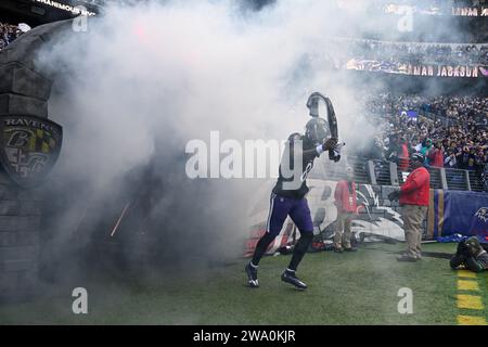Baltimora, Stati Uniti. 31 dicembre 2023. Il quarterback dei Baltimore Ravens Lamar Jackson (8) viene introdotto prima di affrontare i Miami Dolphins al M&T Bank Stadium di Baltimora, Maryland, domenica 31 dicembre 2023. Foto di David Tulis/UPI credito: UPI/Alamy Live News Foto Stock