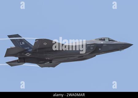 Parigi, Francia. 23 giugno 2023. USAF Lockheed Martin F-35 Lightning II caccia di quinta generazione jet da combattimento esegue una dimostrazione di volo durante il 54° Salone Internazionale dell'aria di Parigi presso l'Aeroporto le Bourget di Parigi. (Foto di Nik Oiko/SOPA Images/Sipa USA) credito: SIPA USA/Alamy Live News Foto Stock