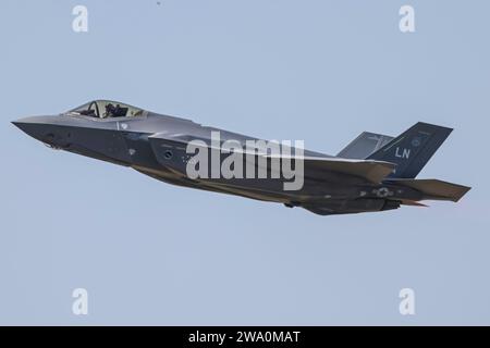 Parigi, Francia. 23 giugno 2023. USAF Lockheed Martin F-35 Lightning II caccia di quinta generazione jet da combattimento esegue una dimostrazione di volo durante il 54° Salone Internazionale dell'aria di Parigi presso l'Aeroporto le Bourget di Parigi. (Foto di Nik Oiko/SOPA Images/Sipa USA) credito: SIPA USA/Alamy Live News Foto Stock