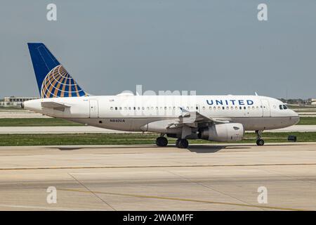 Chicago, Stati Uniti. 13 maggio 2023. L'aereo Airbus A319 della United Airlines ha visto ruggire all'aeroporto internazionale o'Hare di Chicago negli Stati Uniti d'America. L'aereo ha il numero di coda N840UA. (Foto di Nik Oiko/SOPA Images/Sipa USA) credito: SIPA USA/Alamy Live News Foto Stock