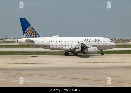 Chicago, Stati Uniti. 13 maggio 2023. L'aereo Airbus A319 della United Airlines ha visto ruggire all'aeroporto internazionale o'Hare di Chicago negli Stati Uniti d'America. L'aereo ha il numero di coda N840UA. (Foto di Nik Oiko/SOPA Images/Sipa USA) credito: SIPA USA/Alamy Live News Foto Stock