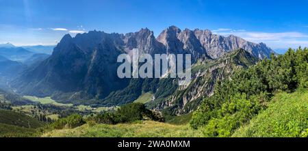 Vista da Feldberg sulla valle di Kaiserbach fino al Wilder Kaiser con Ackerlspitze, Goinger Halt, il taglio dell'Ellmauer Törl, Karlspitze, di fronte Foto Stock