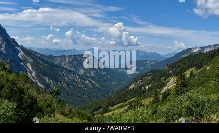 Vista dalla Stripsenjochhaus sulla valle del Kaisertal fino alle Alpi bavaresi, Tirolo, Austria, Europa Foto Stock