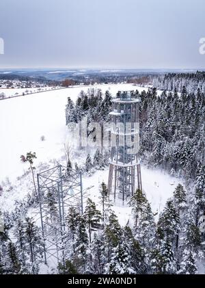 La torre di osservazione sorge in un paesaggio innevato circondato da alberi, vista aerea, Schömberg, Foresta Nera, Germania, Europa Foto Stock