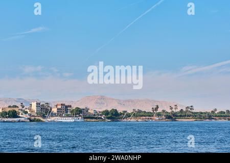 Luxor, Egitto - dicembre 26 2023: Fiume Nilo al largo della costa di Luxor Foto Stock