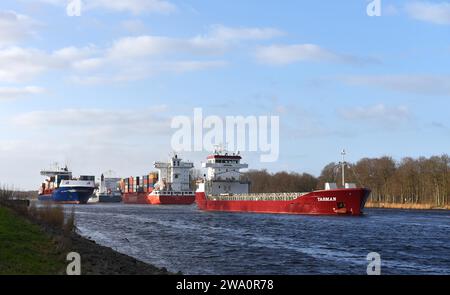 Navi, navi portacontainer si incontrano nel canale di Kiel, nel canale di Kiel, nello Schleswig-Holstein, in Germania, in Europa Foto Stock