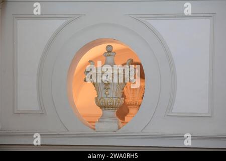 Scala imperiale, la più grande scala barocca in Austria, magnifico vaso, monastero benedettino dell'abbazia di Göttweig, Furth vicino a Krems an der Donau, Lower Foto Stock