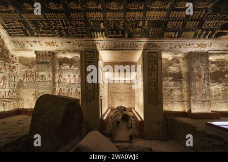 Luxor, Egitto - 2 gennaio 2024: Geroglifici colorati sul muro nella Tomba di Ramses V e Ramses vi, KV9, Valle dei Re Foto Stock