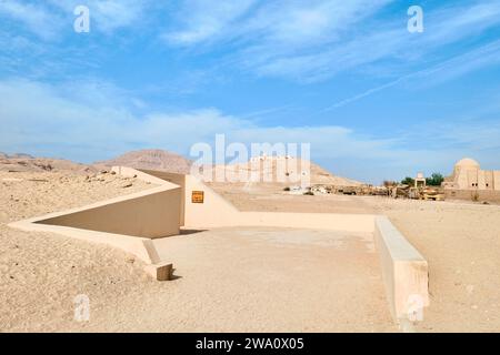 Luxor, Egitto - dicembre 26 2023: Ingresso alla replica della tomba di Tutankhamon accanto alla Carter House Foto Stock