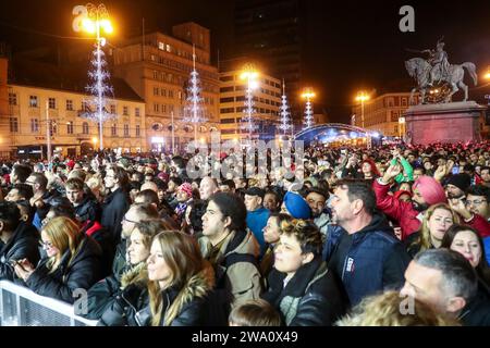 Zagabria, Croazia. 1 gennaio 2024. La gente festeggia il nuovo anno 2024 sulla piazza Ban Josip Jelacic a Zagabria, Croazia, il 1° gennaio 2024. Foto: Matija Habljak/PIXSELL credito: Pixsell/Alamy Live News Foto Stock