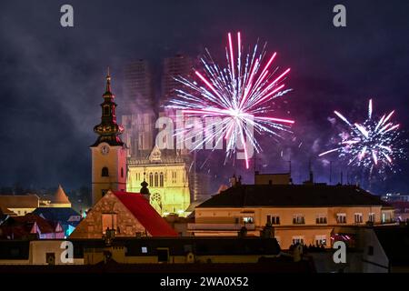 Zagabria, Croazia. 1 gennaio 2024. I fuochi d'artificio esplodono per celebrare il nuovo anno 2024 a Zagabria, Croazia, il 1° gennaio 2024. Foto: Marko Lukunic/PIXSELL credito: Pixsell/Alamy Live News Foto Stock