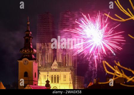 Zagabria, Croazia. 1 gennaio 2024. I fuochi d'artificio esplodono per celebrare il nuovo anno 2024 a Zagabria, Croazia, il 1° gennaio 2024. Foto: Marko Lukunic/PIXSELL credito: Pixsell/Alamy Live News Foto Stock