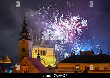 Zagabria, Croazia. 1 gennaio 2024. I fuochi d'artificio esplodono per celebrare il nuovo anno 2024 a Zagabria, Croazia, il 1° gennaio 2024. Foto: Marko Lukunic/PIXSELL credito: Pixsell/Alamy Live News Foto Stock