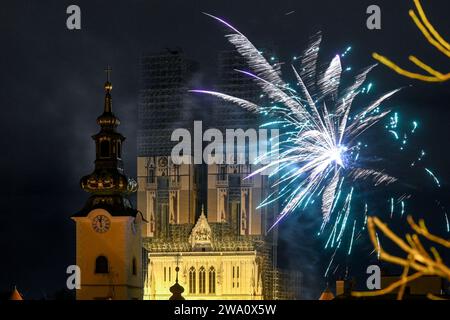 Zagabria, Croazia. 1 gennaio 2024. I fuochi d'artificio esplodono per celebrare il nuovo anno 2024 a Zagabria, Croazia, il 1° gennaio 2024. Foto: Marko Lukunic/PIXSELL credito: Pixsell/Alamy Live News Foto Stock