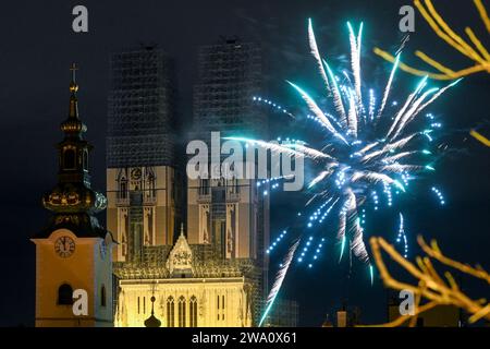 Zagabria, Croazia. 1 gennaio 2024. I fuochi d'artificio esplodono per celebrare il nuovo anno 2024 a Zagabria, Croazia, il 1° gennaio 2024. Foto: Marko Lukunic/PIXSELL credito: Pixsell/Alamy Live News Foto Stock