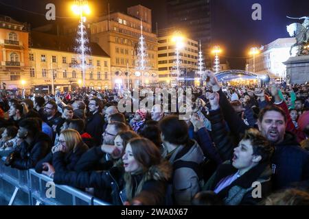 Zagabria, Croazia. 1 gennaio 2024. La gente festeggia il nuovo anno 2024 sulla piazza Ban Josip Jelacic a Zagabria, Croazia, il 1° gennaio 2024. Foto: Matija Habljak/PIXSELL credito: Pixsell/Alamy Live News Foto Stock