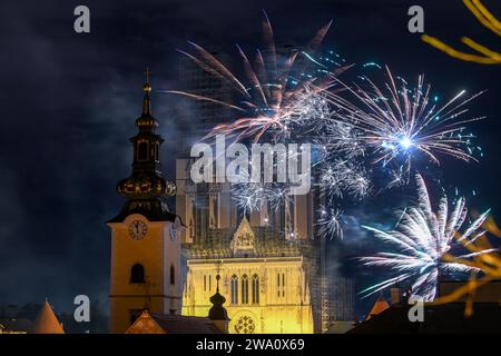 Zagabria, Croazia. 1 gennaio 2024. I fuochi d'artificio esplodono per celebrare il nuovo anno 2024 a Zagabria, Croazia, il 1° gennaio 2024. Foto: Marko Lukunic/PIXSELL credito: Pixsell/Alamy Live News Foto Stock