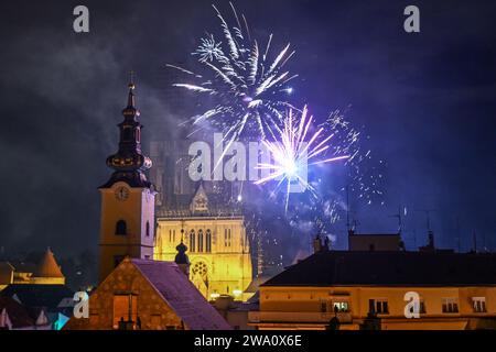 Zagabria, Croazia. 1 gennaio 2024. I fuochi d'artificio esplodono per celebrare il nuovo anno 2024 a Zagabria, Croazia, il 1° gennaio 2024. Foto: Marko Lukunic/PIXSELL credito: Pixsell/Alamy Live News Foto Stock