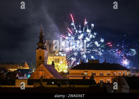 Zagabria, Croazia. 1 gennaio 2024. I fuochi d'artificio esplodono per celebrare il nuovo anno 2024 a Zagabria, Croazia, il 1° gennaio 2024. Foto: Marko Lukunic/PIXSELL credito: Pixsell/Alamy Live News Foto Stock