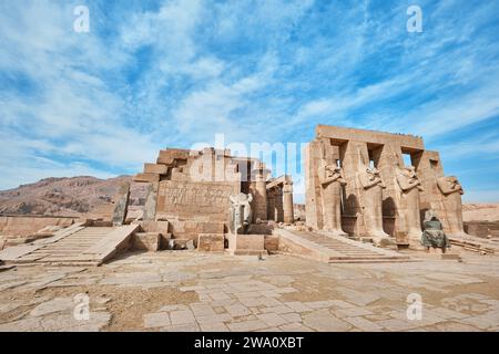 Luxor, Egitto - dicembre 2023: Il Ramesseum è il tempio commemorativo o tempio mortuario del faraone Ramses II Si trova nella necropoli di Tebe Foto Stock