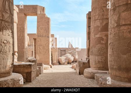 Luxor, Egitto - dicembre 2023: Il Ramesseum è il tempio commemorativo o tempio mortuario del faraone Ramses II Si trova nella necropoli di Tebe Foto Stock