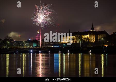 Panorama di Varsavia durante Capodanno 2023/2024. Le autorità di Varsavia non organizzarono fuochi d'artificio, anche se gli esplosivi sparati dai dilettanti erano visibili nel cielo. Varsavia Polonia Copyright: XMikolajxJaneczekx Foto Stock