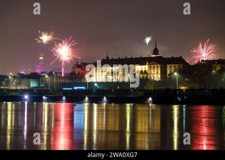 Panorama di Varsavia durante Capodanno 2023/2024. Le autorità di Varsavia non organizzarono fuochi d'artificio, anche se gli esplosivi sparati dai dilettanti erano visibili nel cielo. Varsavia Polonia Copyright: XMikolajxJaneczekx Foto Stock