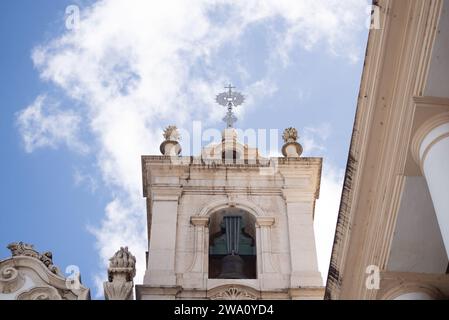 Salvador, Bahia, Brasile - 13 dicembre 2023: Vista della torre adiacente alla chiesa di Santa Luzia nella città di Salvador, Bahia. Foto Stock