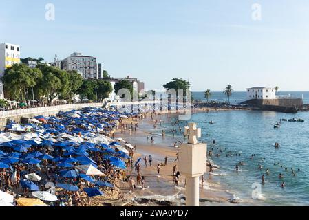 Salvador, Bahia, Brasile - 21 ottobre 2023: Vista sulla spiaggia di Porto da barra piena di persone che si bagnano al sole e al mare nella città di Salvador, Bahia. Foto Stock