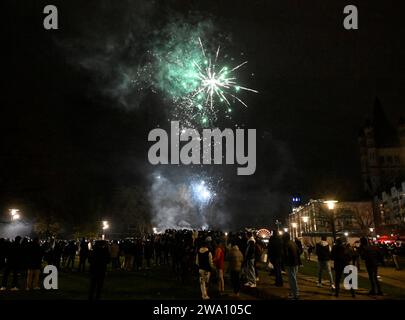 Colonia, Germania. 31 dicembre 2023. La gente fa partire fuochi d'artificio nella città vecchia per dare il benvenuto nel nuovo anno 2024. Crediti: Roberto Pfeil/dpa/Alamy Live News Foto Stock