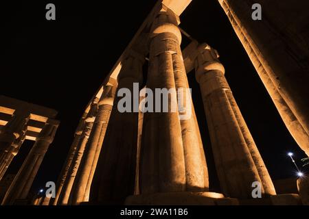 Luxor, Egitto - dicembre 26 2023: Colonnato del tempio di Luxor illuminato di notte Foto Stock