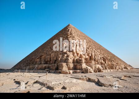 Giza, Egitto - 24 dicembre 2023: La grande piramide di Cheope è la più antica e grande delle tre piramidi di Giza Foto Stock