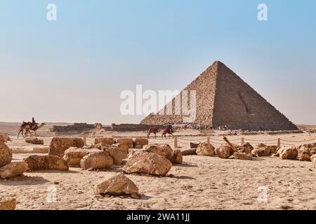 Giza, Egitto - 24 dicembre 2023: La piramide di Menkaure, la più piccola delle tre piramidi dell'altopiano di Giza, il Cairo Foto Stock