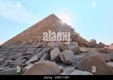 Giza, Egitto - 24 dicembre 2023: La piramide di Menkaure, la più piccola delle tre piramidi dell'altopiano di Giza, il Cairo Foto Stock
